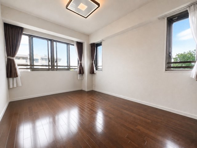 ロイヤルクレスト天白土原の洋室|南向きの明るい洋室！
一日中明るいお部屋で、子供部屋や仕事部屋などいろいろな用途にて使用できます！
※画像加工による家具消しを行っています。