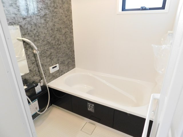 海部郡蟹江町西之森９丁目の新築一戸建の浴室|◇浴室◇　　広い１坪サイズ（ＬＩＸＩＬ）・浴室暖房乾燥機・断熱浴槽・エコベンチ浴槽・お手入れ楽々カウンター・キレイサーモフロア・オートバス・バリアフリーバス・追い焚き・浴室窓あり
