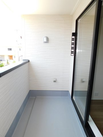 海部郡蟹江町西之森９丁目の新築一戸建のバルコニー|◇インナーバルコニー◇　　陽当たり良好なワイドバルコニー♪　ダウンライトと外部コンセント完備