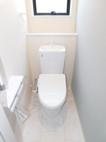 海部郡蟹江町西之森９丁目の新築一戸建のトイレ|◇トイレ◇　　１・２階シャワートイレ　節水タイプ　収納完備