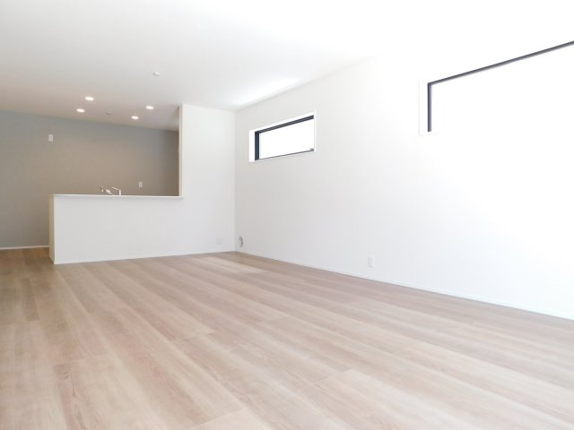 海部郡蟹江町西之森９丁目の新築一戸建の居間・リビング|◇リビング◇　　明るく広いリビング１９．０帖　会話が弾む対面キッチン♪