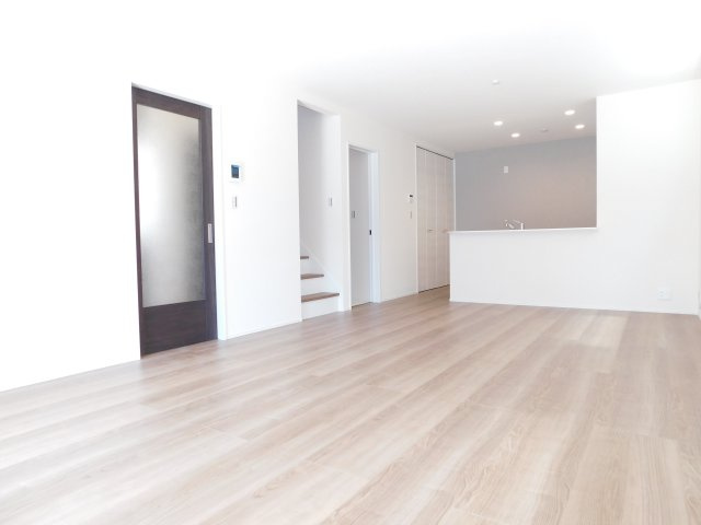 海部郡蟹江町西之森９丁目の新築一戸建の居間・リビング|◇リビング◇　　明るく広いリビング１９．０帖　キッチン横にはパントリー完備！