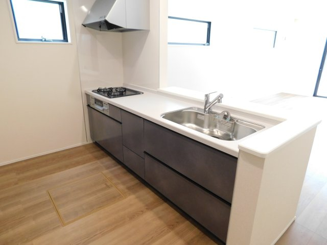 海部郡蟹江町西之森９丁目の新築一戸建のキッチン|◇キッチン◇　　人気の対面式・人造大理石カウンター・浄水機能付ハンドシャワー・静音仕様シンク・スローインクローズレール・Ｓｉセンサーコンロ（３口）・床下収納庫