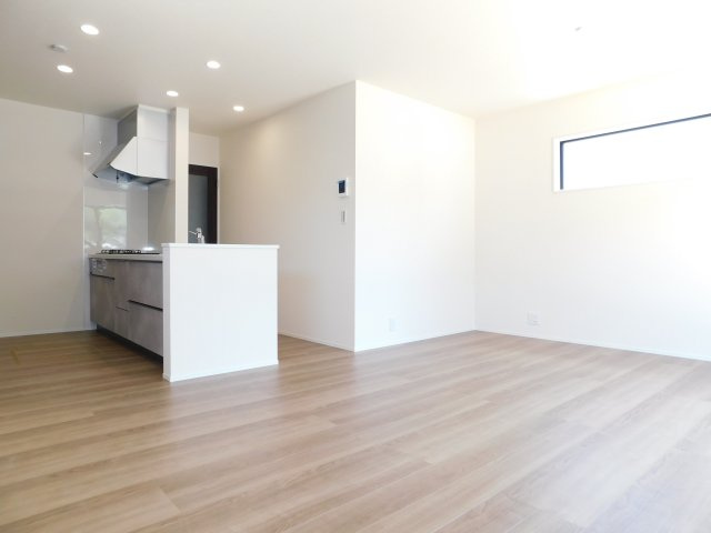 名古屋市港区秋葉１丁目の新築一戸建の居間・リビング|◇リビング◇　　南面で明るいリビング１６．２帖　リビングが見渡せる対面キッチン♪