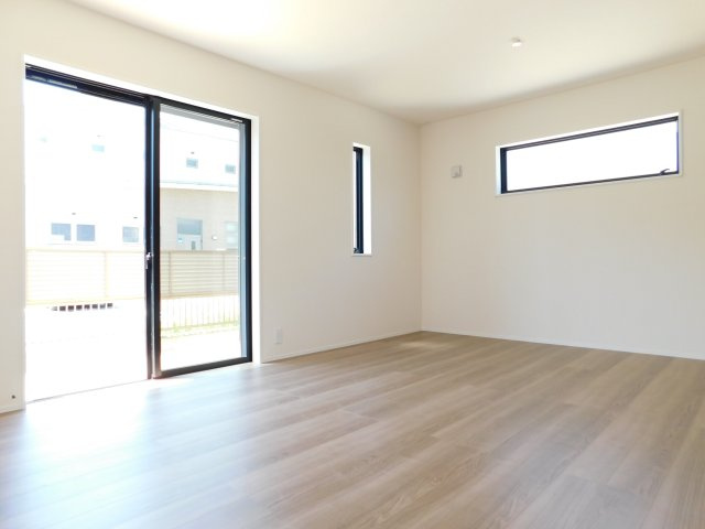 名古屋市港区秋葉１丁目の新築一戸建の居間・リビング|◇リビング◇　　南面で明るいリビング１６．２帖　三面採光の開放感のある空間♪