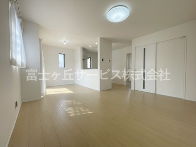 【居間・リビング】 | 島田市御仮屋町 新築一戸建て A号棟 | おしゃれな居間です