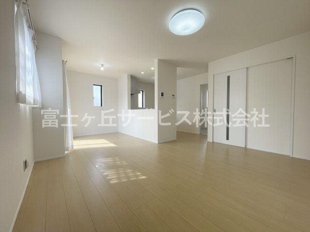【居間・リビング】 | 島田市御仮屋町 新築一戸建て A号棟 | おしゃれな居間です