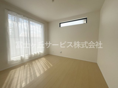 【洋室】 | 島田市御仮屋町 新築一戸建て A号棟 | 落ち着いた色調の寝室です