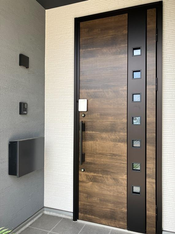 春江町戸建のエントランス