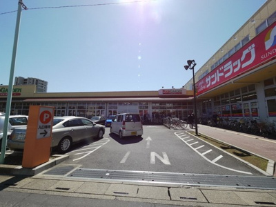 サンドラッグ大宮日進店 455m