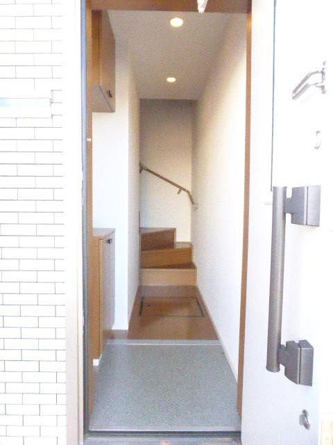 西鶴間ＫＩガーデンズ　壱番館の玄関