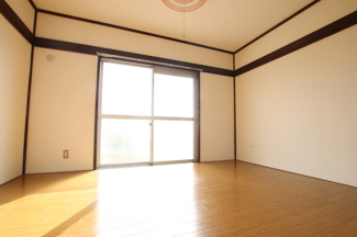 【2階南側洋室】　南向き　バルコニーがある明るいお部屋★