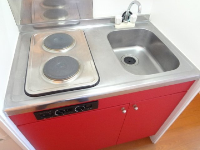 レオパレスコラージュのキッチン|安心安全の電気コンロ　2口