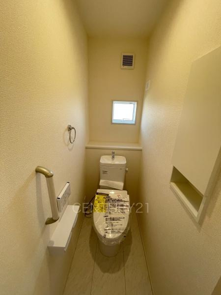 ブルーミングガーデン前橋市駒形町１期３号棟のトイレ|２階トイレです。
温水シャワー洗浄機能付き。
手摺り付きです。