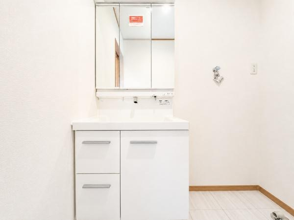 横浜市中区本郷町３丁目の新築一戸建の独立洗面台|お化粧もしやすい三面鏡付き独立洗面台、
収納もしっかりあり、洗剤などもしまっておけます。