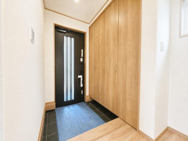 横浜市中区本郷町３丁目の新築一戸建の玄関|収納豊富な玄関です。
この明るい玄関が気持ちよく家族を迎え入れます♪