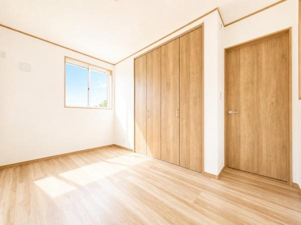 横浜市中区本郷町３丁目の新築一戸建の洋室|窓からの光が嬉しい洋室です。
収納もあり、荷物が多い方にも安心です♪