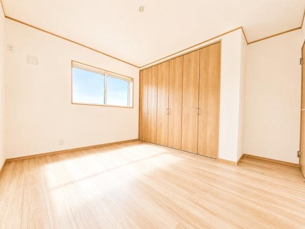横浜市中区本郷町３丁目の新築一戸建の洋室|クローゼットもあるので収納にも困りません！
荷物が多い方にも安心です。