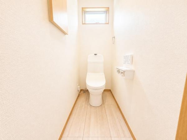 横浜市中区本郷町３丁目の新築一戸建のトイレ|清潔感のある内装のすっきりとしたデザインのトイレです。
水周りが綺麗だと安心ですね。
