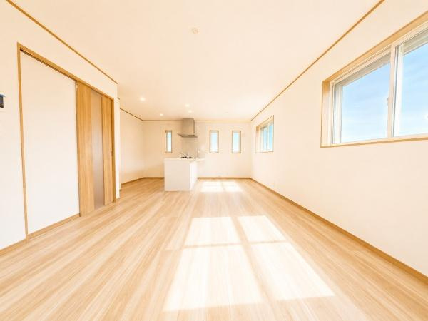 横浜市中区本郷町３丁目の新築一戸建の居間・リビング|窓からは明るい光が差し込みます！
電気をつけなくても明るいです。