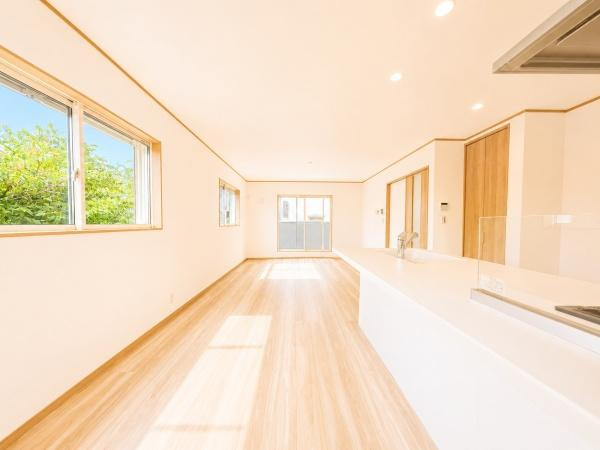 横浜市中区本郷町３丁目の新築一戸建の居間・リビング|家族が自然と集まるリビングは
落ち着きのある空間です♪