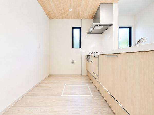 横浜市神奈川区菅田町の新築一戸建のキッチン|広々としたキッチンは、
落ち着いて料理が出来ます！