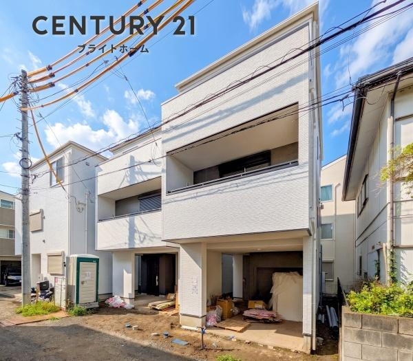 横浜市鶴見区下末吉３丁目の新築一戸建の完成予想図|外観のイメージパースです。
スタイリッシュな外観で完成が楽しみです。
※背景や植栽はCGでのイメージになり、実際とは異なります。
