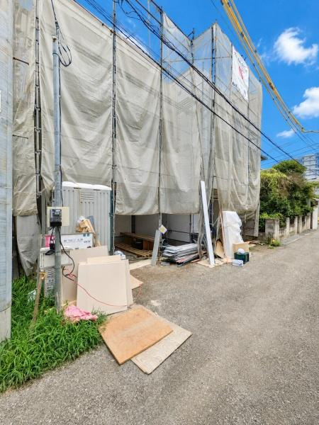 横浜市鶴見区下末吉３丁目の新築一戸建の前面道路含む現地写真|車通りが少ない為、小さなお子様にも安心です。
是非一度、現地へ起こしください。