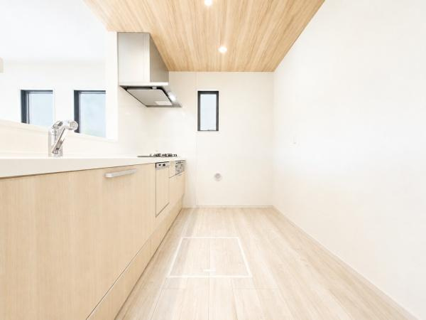 横浜市神奈川区菅田町の新築一戸建のキッチン|広々としたキッチンは、
落ち着いて料理が出来ます！