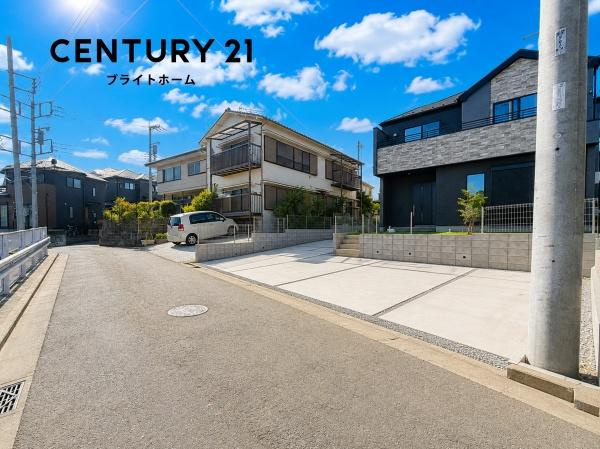 横浜市神奈川区菅田町の新築一戸建の前面道路含む現地写真|陽当りの良さが伝わります。
是非一度、現地へ起こしください。

