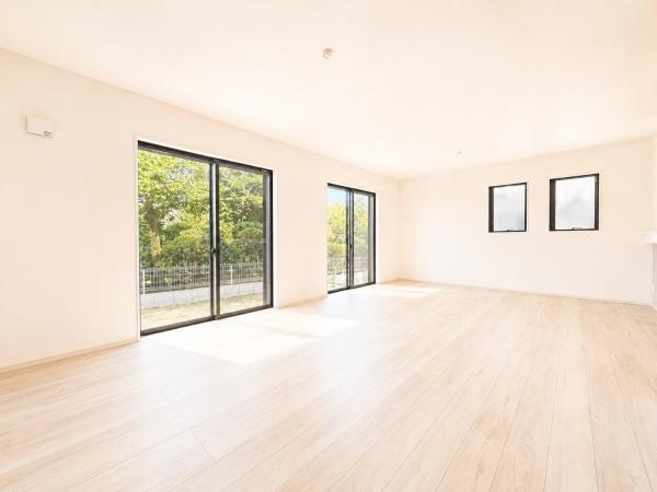 横浜市神奈川区菅田町の新築一戸建の居間・リビング|家族が自然と集まるリビングは
落ち着きのある空間です♪