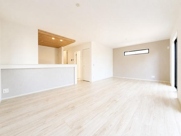 横浜市神奈川区菅田町の新築一戸建の居間・リビング|2面採光のLDKは陽当たり通風良好です。
