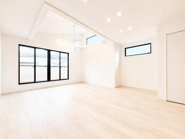 横浜市保土ケ谷区岩井町の新築一戸建の居間・リビング|窓からは明るい光が差し込みます！
電気をつけなくても明るいです。
