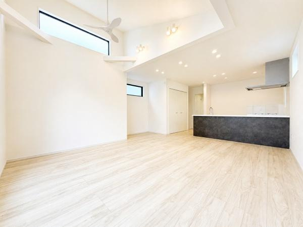 横浜市保土ケ谷区岩井町の新築一戸建の居間・リビング|家族が自然と集まるリビングは
落ち着きのある空間です♪
