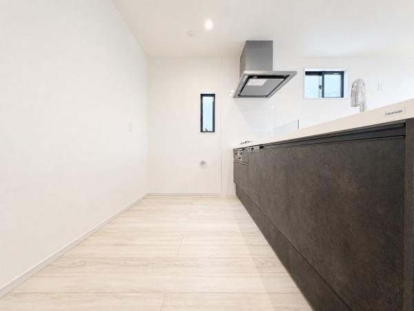 横浜市保土ケ谷区岩井町の新築一戸建のキッチン|広々としたキッチンは、
落ち着いて料理が出来ます！