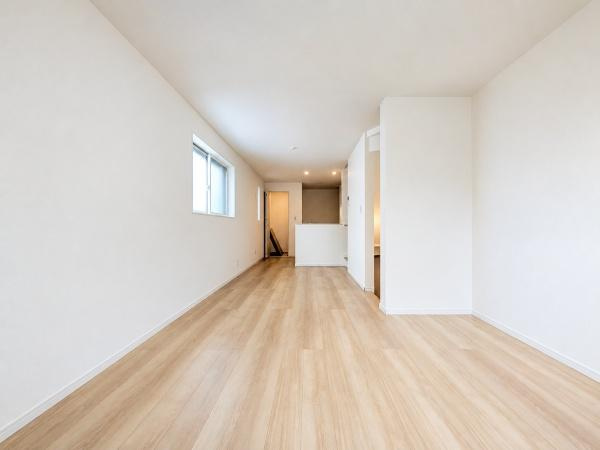 横浜市鶴見区下末吉２丁目の新築一戸建の居間・リビング|窓からは明るい光が差し込みます！
電気をつけなくても明るいです。

