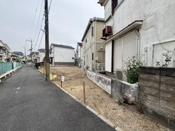 枚方市 養父東町　１号棟　新築 一戸建ての前面道路含む現地写真