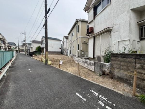 枚方市 養父東町　１号棟　新築 一戸建ての前面道路含む現地写真