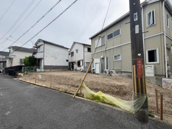 枚方市 養父東町　１号棟　新築 一戸建ての前面道路含む現地写真
