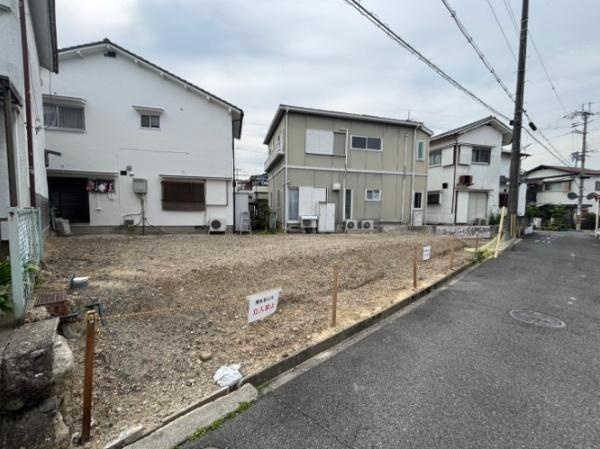 枚方市 養父東町　１号棟　新築 一戸建ての前面道路含む現地写真