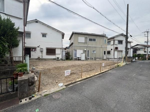 枚方市 養父東町　１号棟　新築 一戸建ての前面道路含む現地写真