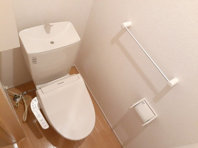 シェル・トゥールＡのトイレ|落ち着いた色調のトイレです