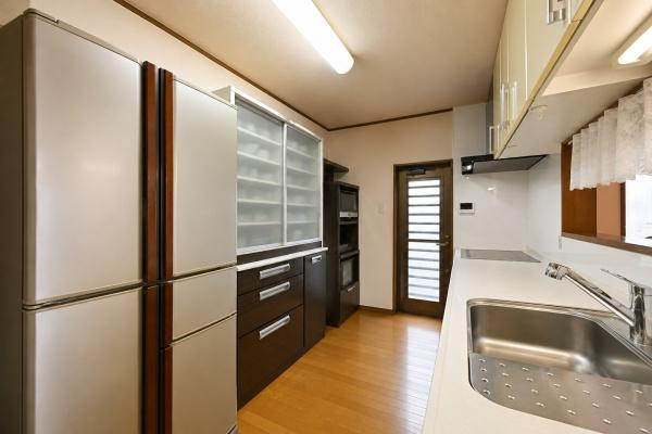 磯城郡三宅町大字伴堂の中古一戸建のキッチン|■現地撮影写真■収納力と使いやすさを追求したシステムキッチンです！