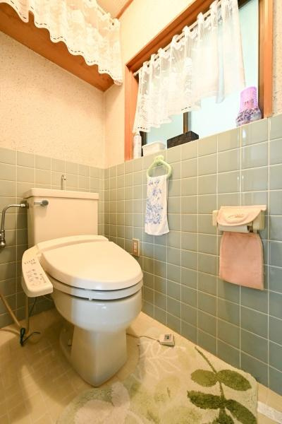 磯城郡三宅町大字伴堂の中古一戸建のトイレ|■現地撮影写真■１階に２カ所ある清潔感ある綺麗なお手洗を完備！