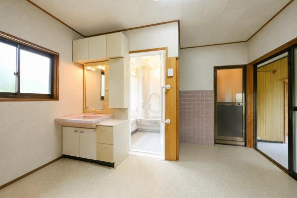 磯城郡三宅町大字伴堂の中古一戸建の独立洗面台|■現地撮影写真■清潔感のある広々とした洗面スペースです！