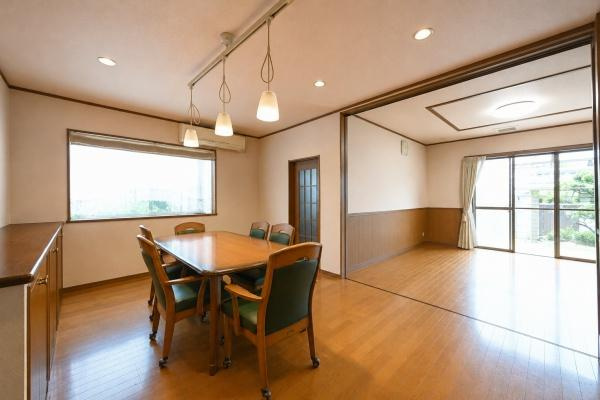磯城郡三宅町大字伴堂の中古一戸建の居間・リビング|■現地撮影写真■ご家族でくつろいでいただける広々約２３帖のＬＤＫ！