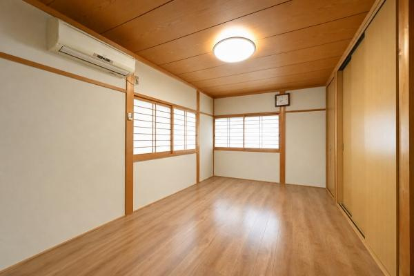 磯城郡三宅町大字伴堂の中古一戸建の洋室|■現地撮影写真■リビングに隣接する明るい雰囲気の洋室です！