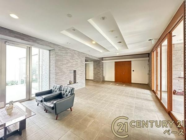 エスリード五位堂のエントランス|■現地撮影写真■開放感と落ち着いた雰囲気のロビー！平日は管理事務所に管理人の方が常駐しています！