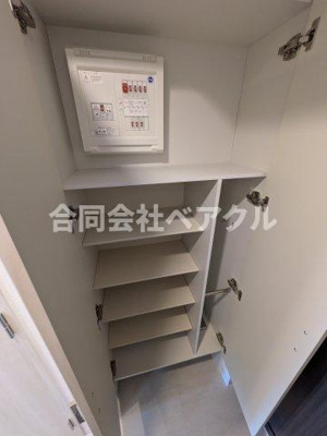 【玄関】 | エスリード京都吉祥院 ヴィーナ | 収納もある玄関です