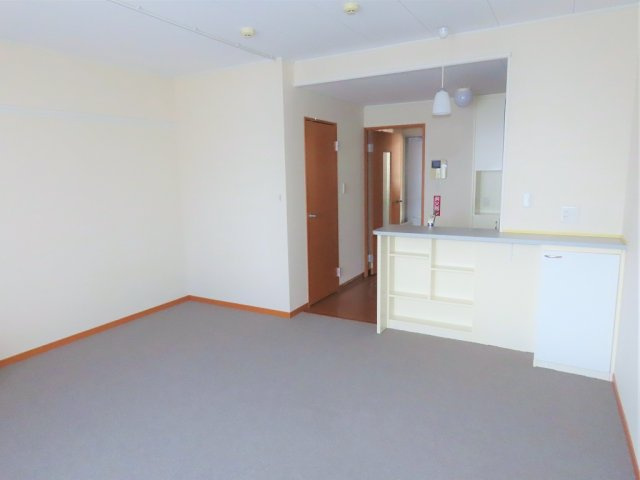 レオパレスプレジール緑が丘の居間・リビング|カウンターキッチンのお部屋です